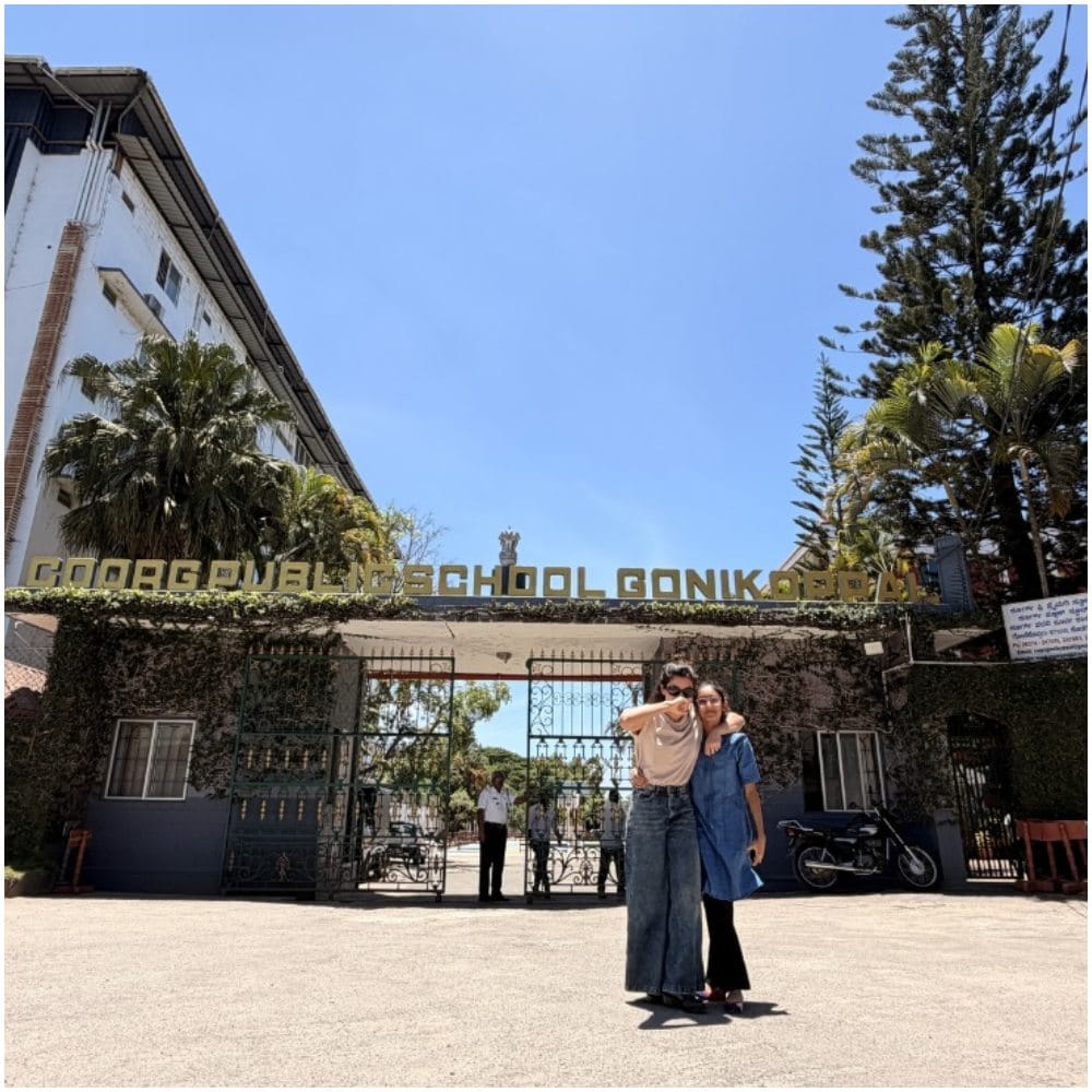 ರಶ್ಮಿಕಾ ಮಂದಣ್ಣ ಅವರು ತಂಗಿ ಜೊತೆ ಸ್ಕೂಲ್ ಎದುರು ಪೋಸ್ ಕೊಟ್ಟಿದ್ದಾರೆ. ಅದರ ಫೋಟೋನ ರಶ್ಮಿಕಾ ಹಂಚಿಕೊಂಡಿದ್ದಾರೆ. ರಶ್ಮಿಕಾ ಹಾಗೂ ಅವರ ತಂಗಿ ಮಧ್ಯೆ ಸಾಕಷ್ಟು ವಯಸ್ಸಿನ ಅಂತರ ಇದೆ. 