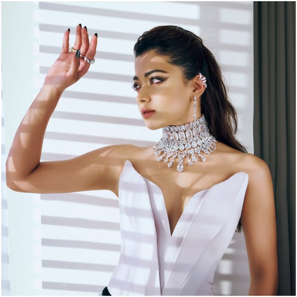 ರಶ್ಮಿಕಾ ಮಂದಣ್ಣ ಅವರು ವಿವಾಹ ಆದ ಬಳಿಕ ಹಾಯಾಗಿ ಹನಿಮೂನ್ ಮಾಡಬಹುದಿತ್ತು. ಆದರೆ, ಅವರು ಹಾಗೆ ಮಾಡಿಲ್ಲ. ಅವರು ತಮ್ಮ ಕೆಲಸದ ಮೇಲೆ ಗಮನ ಹರಿಸುತ್ತಿದ್ದಾರೆ. 