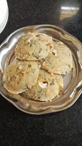 ಗರಿಗರಿಯಾದ ರವೆ ಇಡ್ಲಿ, ಸಿಂಪಲ್ ರೆಸಿಪಿ ಇಲ್ಲಿದೆ