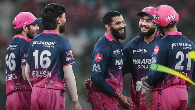 ಗುಜರಾತ್ ಶಿಕ್ಷಣ ಸಚಿವರಿಗೆ POTM ಪ್ರಶಸ್ತಿ ಅರ್ಪಿಸಿದ ರವೀಂದ್ರ ಜಡೇಜಾ