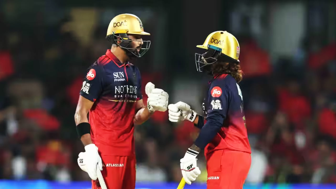 ಈ ಸಿಡಿಲಬ್ಬರದ ಬ್ಯಾಟಿಂಗ್​ನೊಂದಿಗೆ ಆರ್​ಸಿಬಿ ದಾಂಡಿಗರು 20 ಓವರ್​ಗಳಲ್ಲಿ ಕಲೆಹಾಕಿದ್ದು ಬರೋಬ್ಬರಿ 250 ರನ್​​ಗಳು. ಇದರೊಂದಿಗೆ ಐಪಿಎಲ್ ಇತಿಹಾಸದಲ್ಲೇ ಚೆನ್ನೈ ಸೂಪರ್ ಕಿಂಗ್ಸ್ ವಿರುದ್ಧ 250 ರನ್​ಗಳಿಸಿದ ಮೊದಲ ತಂಡವೆಂಬ ಹೆಗ್ಗಳಿಕೆ ಆರ್​ಸಿಬಿ ಪಾಲಾಯಿತು.