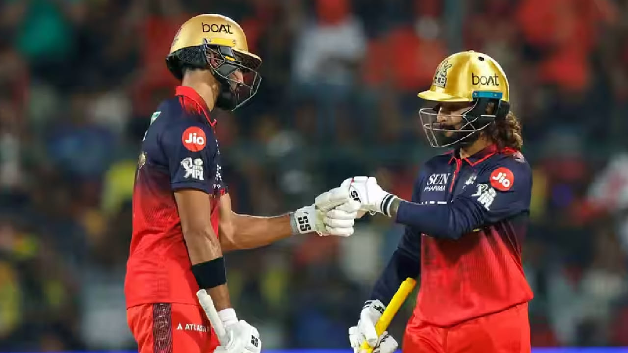 ಆದರೆ ಈ ಬಾರಿ ಆರ್​ಸಿಬಿ ದಾಂಡಿಗರು ಸಿಎಸ್​ಕೆ ತಂಡದ ಎಲ್ಲಾ ಲೆಕ್ಕಾಚಾರಗಳನ್ನು ತಲೆ ಕೆಳಗಾಗಿಸಿದ್ದಾರೆ. 20 ಓವರ್​​ಗಳಲ್ಲಿ ಚೆನ್ನೈ ಸೂಪರ್ ಕಿಂಗ್ಸ್ ತಂಡದ ಬೌಲರ್​ಗಳನ್ನು ಚೆಂಡಾಡುವ ಮೂಲಕ ಬರೋಬ್ಬರಿ 250 ರನ್​ ಚಚ್ಚಿದ್ದಾರೆ. ಈ ಮೂಲಕ ಐಪಿಎಲ್ ಇತಿಹಾಸದಲ್ಲೇ 5 ಬಾರಿಯ ಚಾಂಪಿಯನ್ ಸಿಎಸ್​ಕೆ ವಿರುದ್ಧ 250 ರನ್​ ಕಲೆಹಾಕಿದ ಮೊದಲ ತಂಡವೆಂಬ ಹೆಗ್ಗಳಿಕೆಯನ್ನು ಆರ್​ಸಿಬಿ ತಂಡ ತನ್ನದಾಗಿಸಿಕೊಂಡಿದೆ.