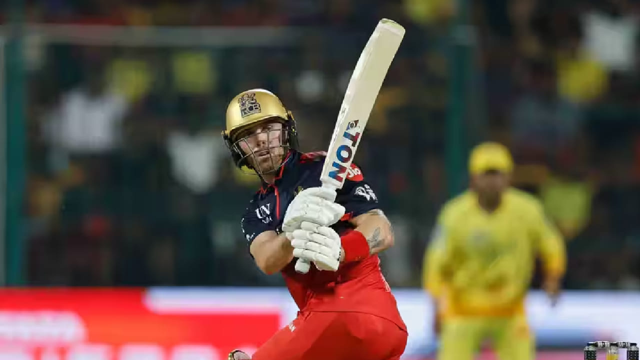 ಬೆಂಗಳೂರಿನ ಚಿನ್ನಸ್ವಾಮಿ ಸ್ಟೇಡಿಯಂನಲ್ಲಿ ನಡೆದ ಈ ಪಂದ್ಯದಲ್ಲಿ ಮೊದಲು ಬ್ಯಾಟ್ ಮಾಡಿದ ರಾಯಲ್ ಚಾಲೆಂಜರ್ಸ್ ಬೆಂಗಳೂರು ತಂಡವು 20 ಓವರ್​ಗಳಲ್ಲಿ 3 ವಿಕೆಟ್ ಕಳೆದುಕೊಂಡು 250 ರನ್​ ಕಲೆಹಾಕಿತು. ಈ ಮೂಲಕ ಐಪಿಎಲ್ ಇತಿಹಾಸದಲ್ಲೇ ಅತೀ ಹೆಚ್ಚು ಬಾರಿ 200+ ಸ್ಕೋರ್​ಗಳಿಸಿದ ತಂಡಗಳ ಪಟ್ಟಿಯಲ್ಲಿ ಅಗ್ರಸ್ಥಾನಕ್ಕೇರಿದ್ದರು.