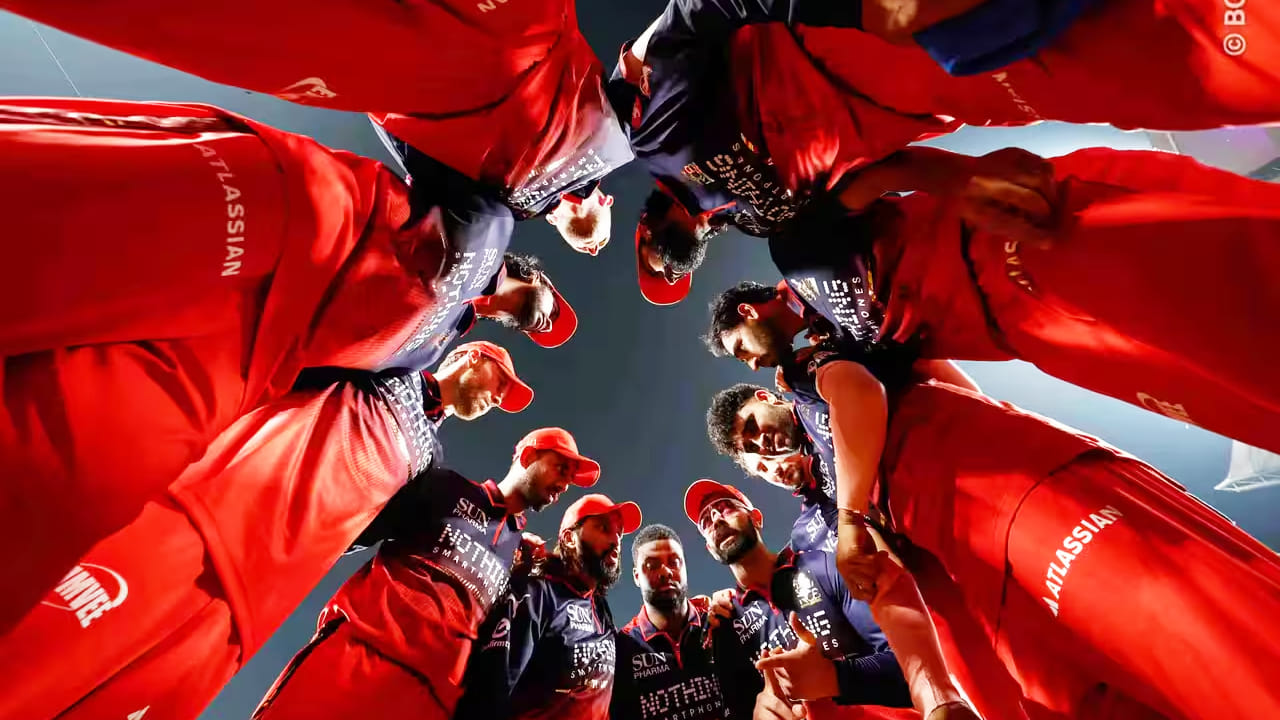 ರಾಯಲ್ ಚಾಲೆಂಜರ್ಸ್ ಬೆಂಗಳೂರು ತಂಡ: ರಜತ್ ಪಾಟಿದಾರ್ (ನಾಯಕ), ವಿರಾಟ್ ಕೊಹ್ಲಿ, ದೇವದತ್ ಪಡಿಕ್ಕಲ್, ಫಿಲ್ ಸಾಲ್ಟ್, ಜಿತೇಶ್ ಶರ್ಮಾ, ಕೃನಾಲ್ ಪಾಂಡ್ಯ, ಸ್ವಪ್ನಿಲ್ ಸಿಂಗ್, ಟಿಮ್ ಡೇವಿಡ್, ರೊಮಾರಿಯೊ ಶೆಫರ್ಡ್, ಜೇಕಬ್ ಬೆಥೆಲ್, ಜೋಶ್ ಹೇಝಲ್​ವುಡ್, ಯಶ್ ದಯಾಲ್, ಭುವನೇಶ್ವರ್ ಕುಮಾರ್, ನುವಾನ್ ತುಷಾರ, ಯಶ್ ದಯಾಳ್, ರಾಸಿಖ್ ಸಲಾಂ, ವೆಂಕಟೇಶ್ ಅಯ್ಯರ್, ಅಭಿನಂದನ್ ಸಿಂಗ್, ಸುಯಶ್ ಶರ್ಮಾ, ಜೇಕಬ್ ಡಫಿ, ಸಾತ್ವಿಕ್ ದೇಸ್ವಾಲ್, ಮಂಗೇಶ್ ಯಾದವ್, ಜೋರ್ಡನ್ ಕಾಕ್ಸ್, ವಿಕಿ ಓಸ್ತ್ವಾಲ್, ವಿಹಾನ್ ಮಲ್ಹೋತ್ರಾ, ಕಾನಿಷ್ಕ್ ಚೌಹಾನ್.