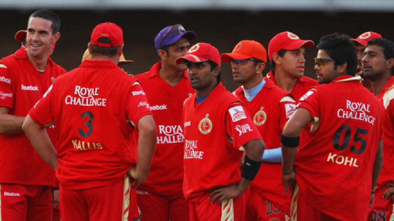 2008 ರಲ್ಲಿ ಚಿನ್ನಸ್ವಾಮಿ ಸ್ಟೇಡಿಯಂನಲ್ಲಿ ನಡೆದ ಐಪಿಎಲ್​ನ ಚೊಚ್ಚಲ ಪಂದ್ಯದಲ್ಲಿ ಆರ್​ಸಿಬಿ ತಂಡವು ಕೆಕೆಆರ್​ ವಿರುದ್ಧ 140 ರನ್​​ಗಳ ಹೀನಾಯ ಸೋಲನುಭವಿಸಿತ್ತು. ಈ ಸೋಲಿನೊಂದಿಗೆ ಐಪಿಎಲ್ ಅಭಿಯಾನ ಆರಂಭಿಸಿದ್ದ ಆರ್​ಸಿಬಿ 2015 ರಲ್ಲಿಇದೇ ಮೈದಾನದಲ್ಲಿ ತನ್ನ 50ನೇ ಪಂದ್ಯವಾಡಿತ್ತು. ಆದರೆ ಈ ಸ್ಮರಣೀಯ ಪಂದ್ಯದಲ್ಲೂ ಮುಂಬೈ ಇಂಡಿಯನ್ಸ್ ವಿರುದ್ಧ ರಾಯಲ್ ಚಾಲೆಂಜರ್ಸ್ ಬೆಂಗಳೂರು ತಂಡ 18 ರನ್​​ಗಳಿಂದ ಪರಾಜಯಗೊಂಡಿತು.