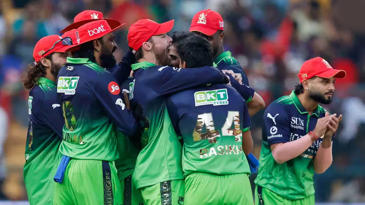 ಇದೀಗ ಮತ್ತೊಂದು ಮೈಲುಗಲ್ಲಿನ ಪಂದ್ಯದಲ್ಲೂ ಸೋಲನುಭವಿಸಿದೆ. ಬೆಂಗಳೂರಿನಲ್ಲಿ ಕಣಕ್ಕಿಳಿದ 100ನೇ ಪಂದ್ಯದಲ್ಲಿ ಡೆಲ್ಲಿ ಕ್ಯಾಪಿಟಲ್ಸ್ ವಿರುದ್ಧ 6 ವಿಕೆಟ್​ಗಳಿಂದ ಸೋಲೊಪ್ಪಿಕೊಂಡಿದೆ. ಈ ಮೂಲಕ ಟಿ20 ಕ್ರಿಕೆಟ್ ಇತಿಹಾಸದಲ್ಲೇ ಒಂದೇ ಮೈದಾನದಲ್ಲಿ ಮೊದಲ ಮತ್ತು 50ನೇ ಹಾಗೂ 100ನೇ ಪಂದ್ಯಗಳನ್ನು ಸೋತ ವಿಶ್ವದ ಮೊದಲ ತಂಡವೆಂಬ ಅಪಕೀರ್ತಿಯನ್ನು ರಾಯಲ್ ಚಾಲೆಂಜರ್ಸ್ ಬೆಂಗಳೂರು ತಂಡ ತನ್ನದಾಗಿಸಿಕೊಂಡಿದೆ.