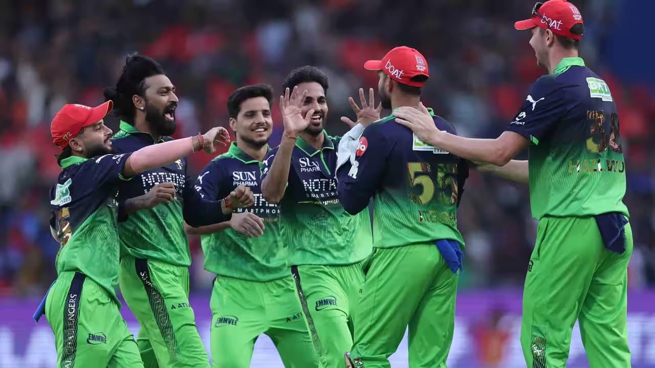 ಅಂದರೆ ಒಂದೇ ಮೈದಾನದಲ್ಲಿ 100 ಪಂದ್ಯಗಳನ್ನಾಡಿದ ತಂಡಗಳ ಪೈಕಿ ಮೂರು ಸ್ಮರಣೀಯ ಮ್ಯಾಚ್​ಗಳಲ್ಲಿ ಸೋಲನುಭವಿಸಿದ ಅಪಕೀರ್ತಿ ಆರ್​ಸಿಬಿ ಪಾಲಾಗಿದೆ. ಚಿನ್ನಸ್ವಾಮಿ ಸ್ಟೇಡಿಯಂನಲ್ಲಿ ರಾಯಲ್ ಚಾಲೆಂಜರ್ಸ್ ಬೆಂಗಳೂರು ತಂಡವು ಮೊದಲ ಮತ್ತು 50ನೇ ಹಾಗೂ 100ನೇ ಪಂದ್ಯದಲ್ಲಿ ಸೋಲುವ ಮೂಲಕ ಈ ಹೀನಾಯ ದಾಖಲೆ ಬರೆದಿದೆ.