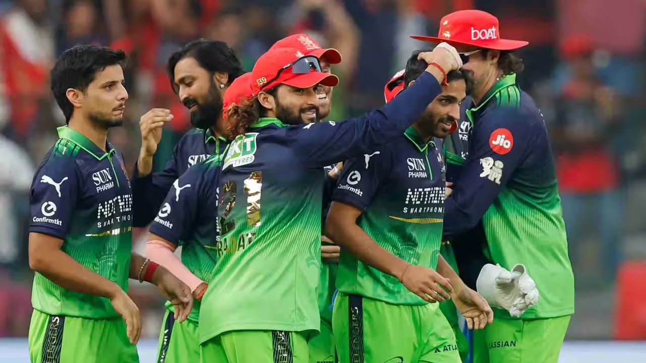 ಬೆಂಗಳೂರಿನ ಚಿನ್ನಸ್ವಾಮಿ ಸ್ಟೇಡಿಯಂನಲ್ಲಿ ರಾಯಲ್ ಚಾಲೆಂಜರ್ಸ್ ಬೆಂಗಳೂರು ತಂಡವು 100 ಪಂದ್ಯಗಳನ್ನಾಡಿದ ವಿಶೇಷ ದಾಖಲೆ ಬರೆದಿದೆ. ಆದರೆ ಈ ವಿಶೇಷ ಪಂದ್ಯದಲ್ಲಿ ಆರ್​ಸಿಬಿ ತಂಡವು ಡೆಲ್ಲಿ ಕ್ಯಾಪಿಟಲ್ಸ್ ವಿರುದ್ಧ 6 ವಿಕೆಟ್​ಗಳ ಸೋಲನುಭವಿಸಿದೆ. ಈ ಸೋಲಿನೊಂದಿಗೆ ಆರ್​ಸಿಬಿ ಹೆಸರಿಗೆ ಹೀನಾಯ ದಾಖಲೆಯೊಂದು ಸೇರ್ಪಡೆಯಾಗಿದೆ. 