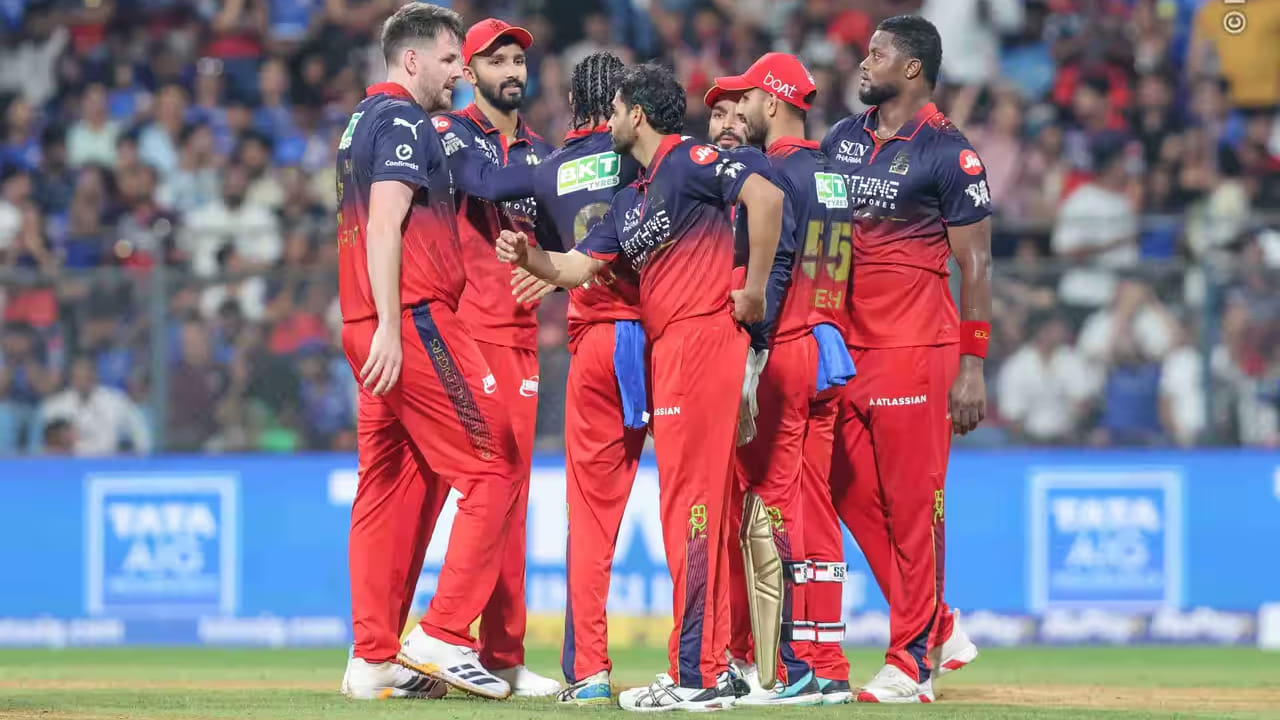 ಇದೀಗ ಮೊದಲಾರ್ಧದ ಕೊನೆಯ ಪಂದ್ಯದಲ್ಲಿ ಗುಜರಾತ್ ಟೈಟಾನ್ಸ್ ವಿರುದ್ಧ ಆರ್​ಸಿಬಿ ಪಡೆ ಭರ್ಜರಿ ಗೆಲುವು ದಾಖಲಿಸಿದೆ. ಈ ಗೆಲುವಿನೊಂದಿಗೆ ರಾಯಲ್ ಚಾಲೆಂಜರ್ಸ್ ಬೆಂಗಳೂರು ತಂಡವು ಒಟ್ಟು 10 ಅಂಕಗಳನ್ನು ಪಡೆದು ಅಂಕಪಟ್ಟಿಯಲ್ಲಿ ದ್ವಿತೀಯ ಸ್ಥಾನಕ್ಕೇರಿದೆ.