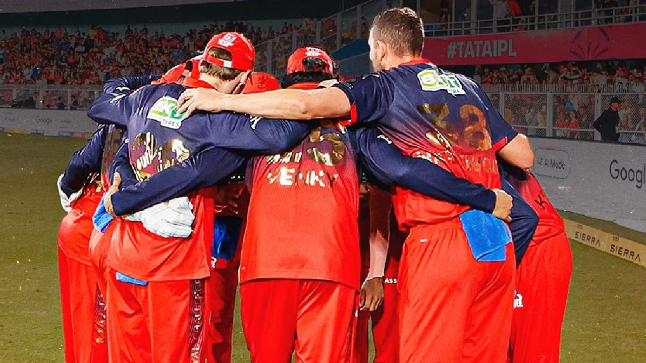 ಅಂದರೆ ಮೊದಲಾರ್ಧದಲ್ಲಿ ಆರ್​ಸಿಬಿ ತವರು ಮೈದಾನ ಚಿನ್ನಸ್ವಾಮಿ ಸ್ಟೇಡಿಯಂನಲ್ಲಿ ಆಡಿದ 5 ಮ್ಯಾಚ್​ಗಳಲ್ಲಿ 4 ರಲ್ಲಿ ಗೆಲುವು ದಾಖಲಿಸಿದೆ. ಇನ್ನೂ ಆರ್​ಸಿಬಿ ತಂಡಕ್ಕೆ ಎರಡು ತವರು ಪಂದ್ಯಗಳಿವೆ. ಆದರೆ ಈ ಪಂದ್ಯವನ್ನು ರಾಯಲ್ ಪಡೆ ಆಡಲಿರುವುದು 1,376 ಕಿ.ಮೀ ದೂರದ ರಾಯ್​ಪುರ್​ನಲ್ಲಿ ಎಂಬುದು ವಿಶೇಷ. ಇದಕ್ಕೆ ಮುಖ್ಯ ಕಾರಣ...