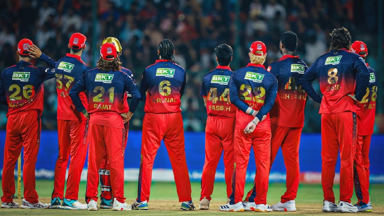 IPL 2026: ಇಂಡಿಯನ್ ಪ್ರೀಮಿಯರ್ ಲೀಗ್ ಸೀಸನ್-19ರ ಮೊದಲಾರ್ಧದಲ್ಲಿ ರಾಯಲ್ ಚಾಲೆಂಜರ್ಸ್ ಬೆಂಗಳೂರು (RCB) ತಂಡ ಪ್ರಚಂಡ ಪ್ರದರ್ಶನ ನೀಡಿದೆ. ಮೊದಲ ಪಂದ್ಯದಲ್ಲಿ ಸನ್​ರೈಸರ್ಸ್ ಹೈದರಾಬಾದ್ ತಂಡಕ್ಕೆ ಸೋಲುಣಿಸಿ ಶುಭಾರಂಭ ಮಾಡಿದ್ದ ಆರ್​ಸಿಬಿ ಆ ಬಳಿಕ ಸಿಎಸ್​ಕೆ ತಂಡವನ್ನು ಬಗ್ಗು ಬಡಿದಿದ್ದರು.