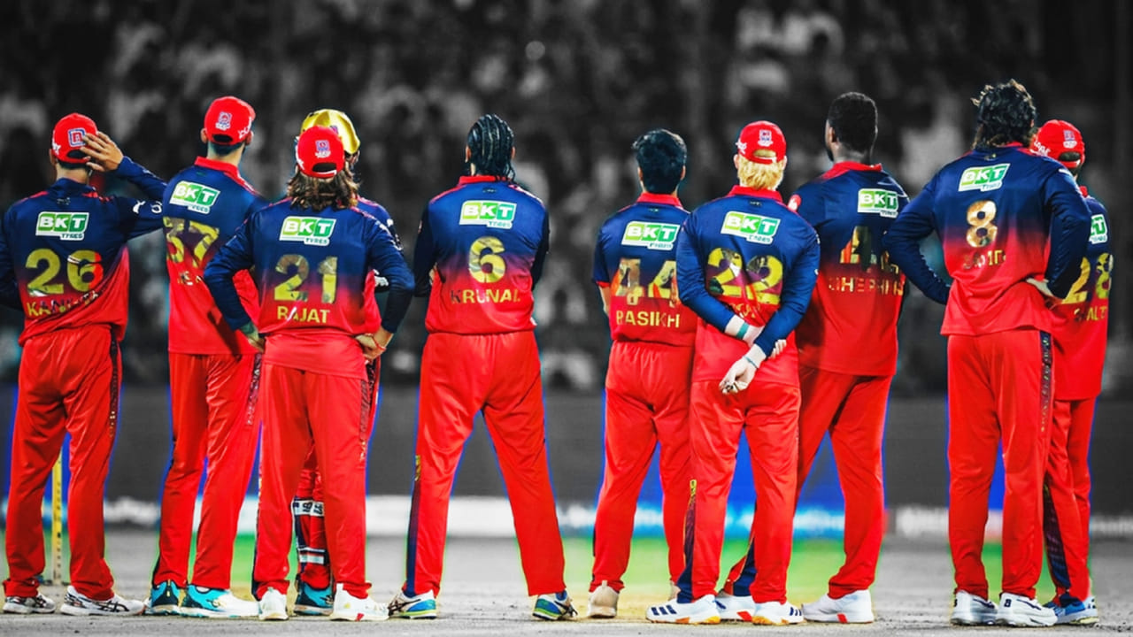 ಇತ್ತ ಫಿಲ್ ಸಾಲ್ಟ್ ಹೊರಗುಳಿದರೆ ಆರ್​ಸಿಬಿ ಪರ ಆರಂಭಿಕನಾಗಿ ಜೇಕಬ್ ಬೆಥೆಲ್ ಕಣಕ್ಕಿಳಿಯಲಿದ್ದಾರೆ. ಅತ್ತ ರಾಸಿಖ್ ಸಲಾಂ ದಾರ್ ಬದಲಿಗೆ ಬಲಗೈ ವೇಗಿ ಅಭಿನಂದನ್ ಸಿಂಗ್​ಗೆ ಚಾನ್ಸ್ ಸಿಗುವ ಸಾಧ್ಯತೆಯಿದೆ. ಹೀಗಾಗಿ ಡೆಲ್ಲಿ ಕ್ಯಾಪಿಟಲ್ಸ್ ವಿರುದ್ಧದ ಪಂದ್ಯದಲ್ಲಿ ಆರ್​ಸಿಬಿ ಪ್ಲೇಯಿಂಗ್ ಇಲೆವೆನ್​ನಲ್ಲಿ ಬದಲಾವಣೆ ನಿರೀಕ್ಷಿಸಬಹುದು.