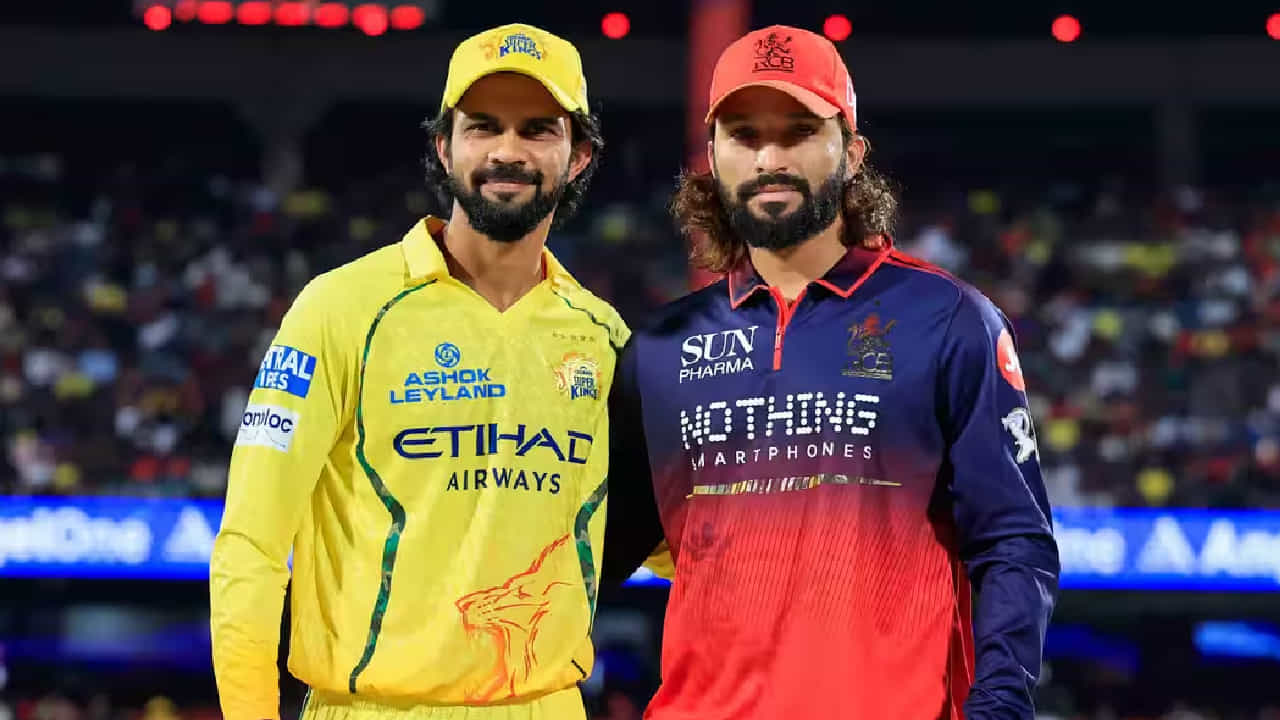IPL 2026: ಇಂಡಿಯನ್ ಪ್ರೀಮಿಯರ್ ಲೀಗ್ನ 11ನೇ ಪಂದ್ಯದಲ್ಲಿ ಬದ್ಧ ವೈರಿಗಳಾಗಿ ಗುರುತಿಸಿಕೊಂಡಿರುವ ರಾಯಲ್ ಚಾಲೆಂಜರ್ಸ್ ಬೆಂಗಳೂರು ಹಾಗೂ ಚೆನ್ನೈ ಸೂಪರ್ ಕಿಂಗ್ಸ್ ತಂಡಗಳು ಮುಖಾಮುಖಿಯಾಗಿವೆ. ಇದಾಗ್ಯೂ ಉಭಯ ತಂಡಗಳು ಲೀಗ್ ಹಂತದಲ್ಲಿ ಮತ್ತೆ ಎದುರು ಬದರಾಗುವುದಿಲ್ಲ.