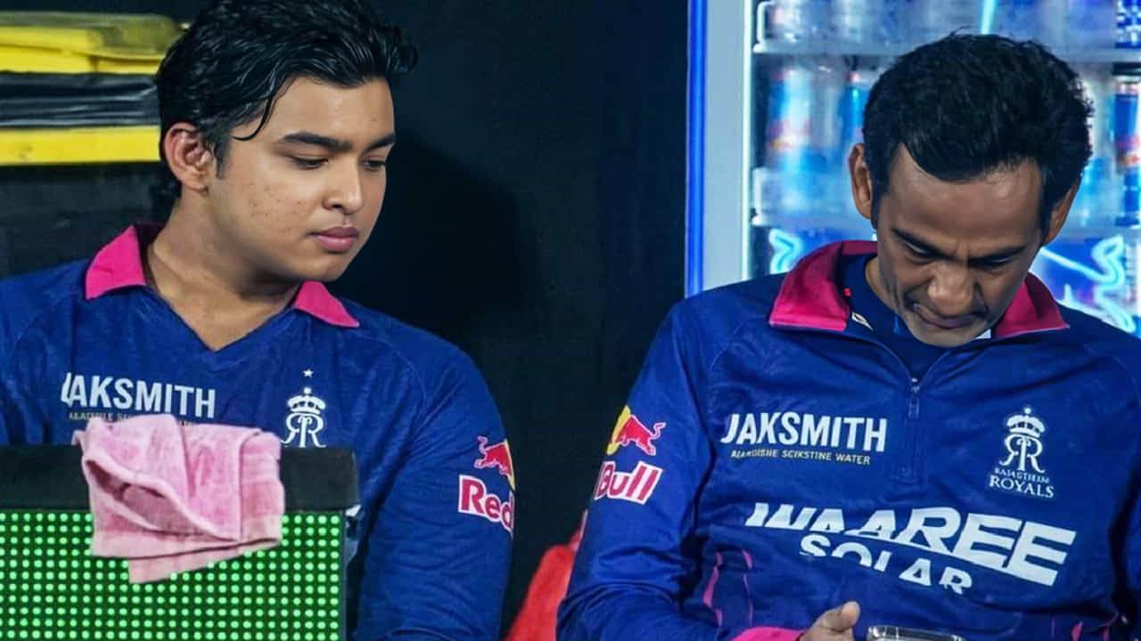 RCB vs RR ಪಂದ್ಯದ ವೇಳೆ ಮೊಬೈಲ್ ಬಳಕೆ: ಹೊಸ ವಿವಾದ! RCB vs RR ಪಂದ್ಯದ ವೇಳೆ ಮೊಬೈಲ್ ಬಳಕೆ: ಹೊಸ ವಿವಾದ!