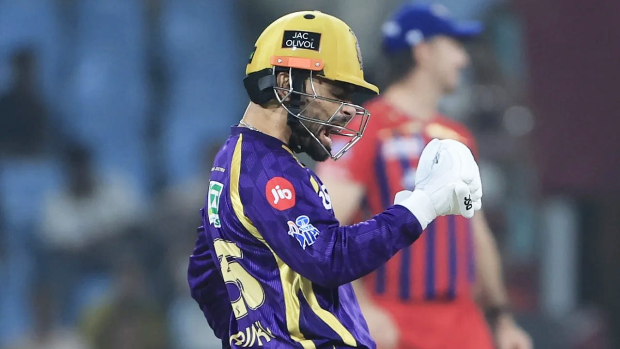 ಇದೀಗ ಲಕ್ನೋ ಸೂಪರ್ ಜೈಂಟ್ಸ್ ವಿರುದ್ಧದ ಪಂದ್ಯದಲ್ಲಿ ಅಜೇಯ 83 ರನ್ ಬಾರಿಸುವ ಮೂಲಕ ರಿಂಕು ಸಿಂಗ್ ಹೊಸ ಇತಿಹಾಸ ನಿರ್ಮಿಸಿದ್ದಾರೆ. ಈ ಮೂಲಕ 15 ವರ್ಷಗಳ ಹಿಂದೆ ಮಹೇಂದ್ರ ಸಿಂಗ್ ಧೋನಿ ಬರೆದಿದ್ದ ದಾಖಲೆಯನ್ನು ರಿಂಕು ಅಳಿಸಿ ಹಾಕಿದ್ದಾರೆ.