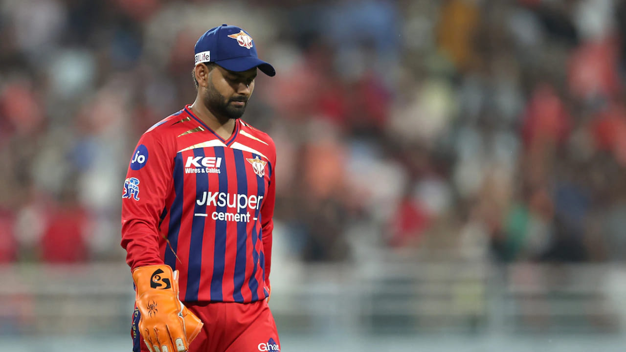 ಲಕ್ನೋ ಸೂಪರ್‌ಜೈಂಟ್ಸ್ ತಂಡದ ನಾಯಕರಾದಾಗಿನಿಂದ, ರಿಷಭ್ ಪಂತ್ ತಮ್ಮ ನಾಯಕತ್ವ ಮತ್ತು ಬ್ಯಾಟಿಂಗ್ ಎರಡರಲ್ಲೂ ನಿರಾಶಾದಾಯಕ ಪ್ರದರ್ಶನ ನೀಡಿದ್ದಾರೆ. ಈ ಸೀಸನ್​ನಲ್ಲಿ ಆಡಿರುವ ಏಳು ಪಂದ್ಯಗಳಲ್ಲಿ ಕೇವಲ 147 ರನ್ ಗಳಿಸಿದ್ದು, ಕೇವಲ ಒಂದು ಅರ್ಧಶತಕ ಮಾತ್ರ ಗಳಿಸಿದ್ದಾರೆ. ಹೀಗಾಗಿ ಲಕ್ನೋ ತಂಡವು ಏಳು ಪಂದ್ಯಗಳಲ್ಲಿ ಐದು ಪಂದ್ಯಗಳನ್ನು ಸೋತಿದ್ದು, ಪಾಯಿಂಟ್‌ಗಳ ಪಟ್ಟಿಯಲ್ಲಿ 9 ನೇ ಸ್ಥಾನದಲ್ಲಿದೆ. ಪಂತ್ ಐಪಿಎಲ್‌ನಲ್ಲಿ ಅತ್ಯಂತ ದುಬಾರಿ ಆಟಗಾರರಾಗಿದ್ದು, 27 ಕೋಟಿ ರೂ. ಸಂಬಳ ಪಡೆಯುತ್ತಿದ್ದಾರೆ.