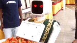 ಪುದುಚೇರಿಯಲ್ಲಿ ಸೀರೆಯುಟ್ಟು ಮತದಾರರನ್ನು ಸ್ವಾಗತಿಸಿದ ರೋಬೋಟ್ ನೀಲಾ