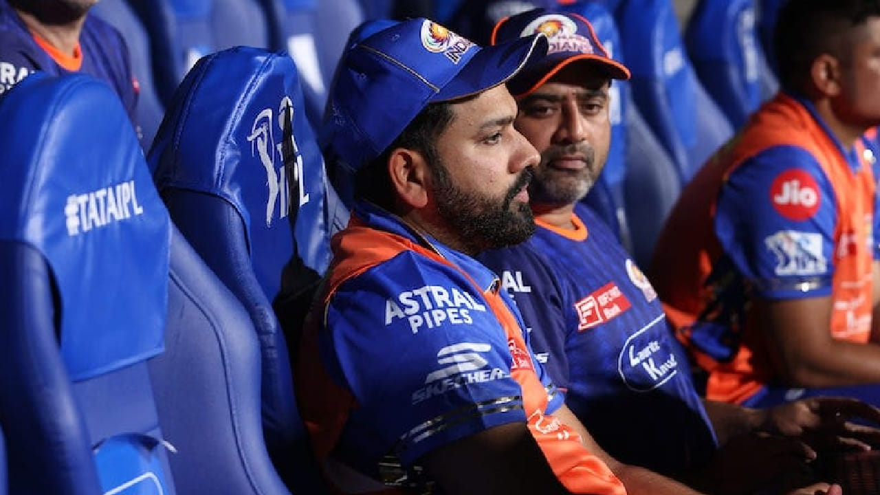 ಇದಾಗ್ಯೂ ಪ್ರತಿ ಪಂದ್ಯದ ವೇಳೆ ರೋಹಿತ್ ಶರ್ಮಾ ಡ್ರೆಸ್ಸಿಂಗ್ ರೂಮ್​ ಹಾಗೂ ಡಗೌಟ್​ನಲ್ಲಿ ಕಾಣಿಸಿಕೊಳ್ಳುತ್ತಿದ್ದಾರೆ. ಹೀಗಾಗಿಯೇ ಹಿಟ್​ಮ್ಯಾನ್ ಯಾಕೆ ಮುಂಬೈ ಇಂಡಿಯನ್ಸ್ ಪರ ಕಣಕ್ಕಿಳಿಯುತ್ತಿಲ್ಲ ಎಂಬ ಪ್ರಶ್ನೆಯೊಂದು ಹುಟ್ಟಿಕೊಂಡಿದೆ. ಈ ಪ್ರಶ್ನೆಗೆ ಇಲ್ಲಿದೆ ಉತ್ತರ...