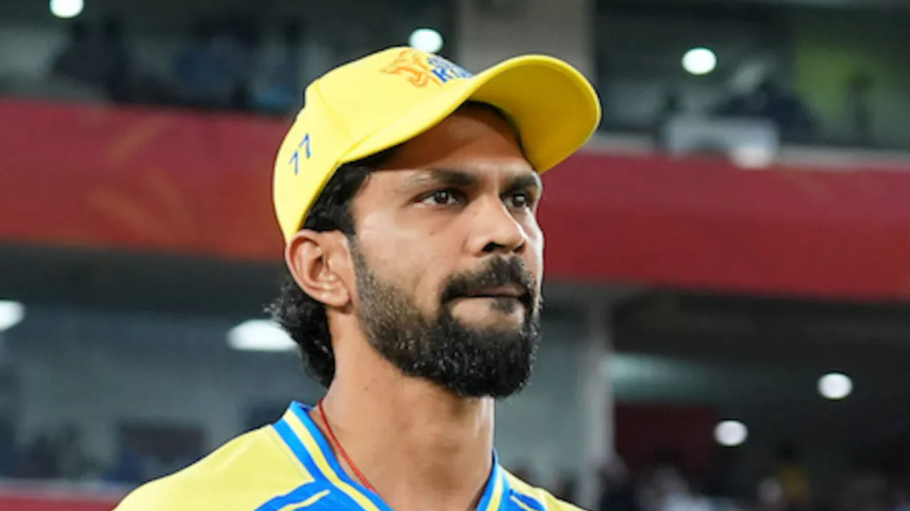 ಚೆನ್ನೈ ಸೂಪರ್ ಕಿಂಗ್ಸ್ ತಂಡದ ನಾಯಕ ರುತುರಾಜ್ ಗಾಯಕ್ವಾಡ್ ಕೂಡ ತಂಡಕ್ಕೆ ಸಮಸ್ಯೆಯಾಗಿ ಪರಿಣಮಿಸಿದ್ದಾರೆ. ಏಳು ಪಂದ್ಯಗಳಲ್ಲಿ, ಗಾಯಕ್ವಾಡ್ ಕೇವಲ 104 ರನ್ ಗಳಿಸಿದ್ದಾರೆ. ಅವರು ಒಂದೇ ಒಂದು ಶತಕ ಅಥವಾ ಅರ್ಧಶತಕ ಗಳಿಸಿಲ್ಲ. ಚೆನ್ನೈ ಸೂಪರ್ ಕಿಂಗ್ಸ್ ಪ್ರತಿ ಪಂದ್ಯದಲ್ಲೂ ಕಳಪೆ ಆರಂಭ ಪಡೆಯುತ್ತಿರುವುದಕ್ಕೆ ರುತುರಾಜ್ ಪ್ರಮುಖ ಕಾರಣರಾಗಿದ್ದಾರೆ. ಗಾಯಕ್ವಾಡ್‌ಗೆ ಚೆನ್ನೈ ಸೂಪರ್ ಕಿಂಗ್ಸ್ 18 ಕೋಟಿ ರೂ. ಸಂಭಾವನೆ ನೀಡುತ್ತದೆ.