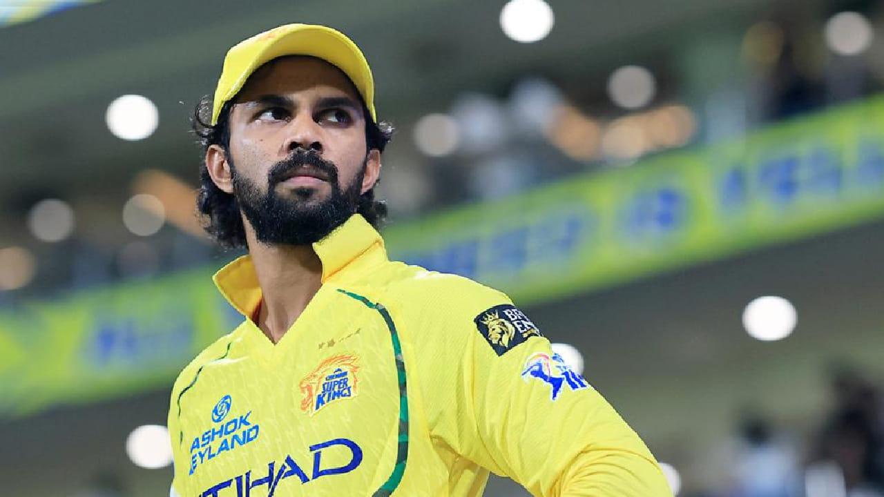 IPL 2026: ಇಂಡಿಯನ್ ಪ್ರೀಮಿಯರ್ ಲೀಗ್​ನ 18ನೇ ಪಂದ್ಯದಲ್ಲಿ ಡೆಲ್ಲಿ ಕ್ಯಾಪಿಟಲ್ಸ್ ವಿರುದ್ಧ ಚೆನ್ನೈ ಸೂಪರ್ ಕಿಂಗ್ಸ್ ತಂಡ ಜಯ ಸಾಧಿಸಿದೆ. ಈ ಪಂದ್ಯದ ವೇಳೆ ನಿಧಾನಗತಿಯ ಓವರ್ ರೇಟ್ ಕಾಯ್ದುಕೊಂಡಿದ್ದಕ್ಕಾಗಿ ಚೆನ್ನೈ ಸೂಪರ್ ಕಿಂಗ್ಸ್ (CSK) ನಾಯಕ ರುತುರಾಜ್ ಗಾಯಕ್ವಾಡ್ (Ruturaj Gaikwad) ಅವರಿಗೆ ಭಾರಿ ಮೊತ್ತದ ದಂಡ ವಿಧಿಸಲಾಗಿದೆ.