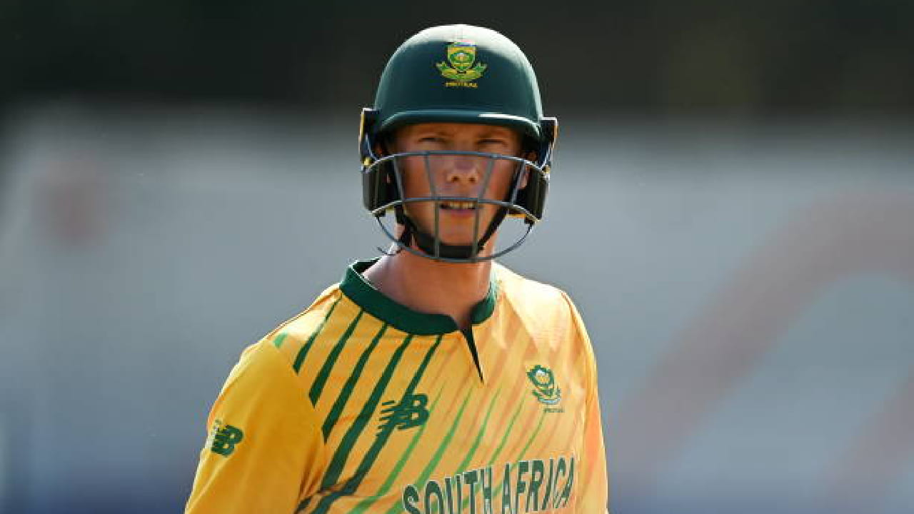 ಇದರ ನಡುವೆ 71 ಏಕದಿನ ಪಂದ್ಯಗಳನ್ನಾಡಿರುವ ಅವರು 6 ಶತಕ ಹಾಗೂ 17 ಅರ್ಧಶತಕಗಳೊಂದಿಗೆ 2657 ರನ್ ಕಲೆಹಾಕಿದ್ದಾರೆ. ಇನ್ನು 57 ಟಿ20 ಪಂದ್ಯಗಳಲ್ಲಿ ಬ್ಯಾಟ್ ಬೀಸಿರುವ ಡಸ್ಸೆನ್ 10 ಅರ್ಧಶತಕಗಳೊಂದಿಗೆ 1406 ರನ್​ ಗಳಿಸಿದ್ದಾರೆ. ಹಾಗೆಯೇ 18 ಟೆಸ್ಟ್ ಪಂದ್ಯಗಳಲ್ಲಿ ಸೌತ್ ಆಫ್ರಿಕಾ ತಂಡವನ್ನು ಪ್ರತಿನಿಧಿಸಿರುವ ರಾಸ್ಸಿ ವ್ಯಾನ್ ಡೆರ್ ಡಸ್ಸೆನ್ 6 ಅರ್ಧಶತಕಗಳೊಂದಿಗೆ ಒಟ್ಟು 905 ರನ್​​ ಕಲೆಹಾಕಿದ್ದಾರೆ.