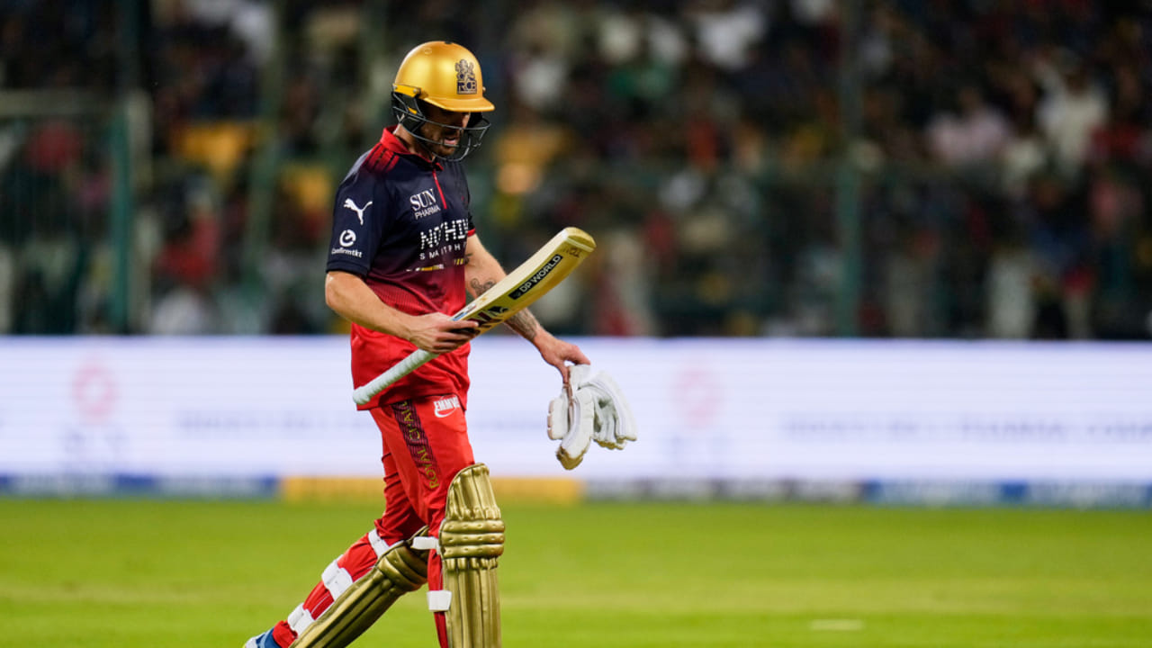 ಎಂದಿನಂತೆ ಆರ್​ಸಿಬಿ ಪರ ಫಿಲ್ ಸಾಲ್ಟ್ ಹಾಗೂ ವಿರಾಟ್ ಕೊಹ್ಲಿ ಆರಂಭಿಕರಾಗಿ ಕಣಕ್ಕಿಳಿದರು. ಇತ್ತ ರಾಜಸ್ಥಾನ್ ಪರ ಬೌಲಿಂಗ್ ಆರಂಭಿಸಿದ ಚೋಫ್ರಾ ಆರ್ಚರ್ ಮೊದಲ ಎಸೆತದಲ್ಲೇ ಫಿಲ್ ಸಾಲ್ಟ್ ಅವರ ವಿಕೆಟ್ ಪಡೆದರು. ಆರ್ಚರ್ ಎಸೆದ ಬೌನ್ಸರ್​ಗೆ ಸಾಲ್ಟ್ ಬಳಿ ಉತ್ತರವಿರಲಿಲ್ಲ. ಹೀಗಾಗಿ ಸಾಲ್ಟ್ ಕೀಪರ್ ಕೈಗೆ ಕ್ಯಾಚಿತ್ತು ನಿರ್ಗಮಿಸಿದರು.