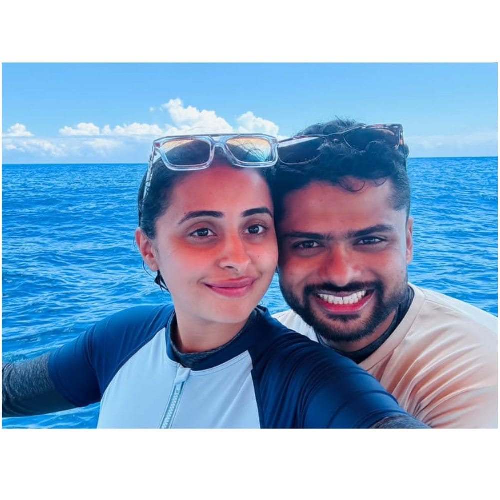 ಸಂಜನಾ ಹಾಗೂ ಸಮರ್ಥ್ ಪ್ರವಾಸಕ್ಕೆ ತೆರಳಿದ್ದು ಆಫ್ರಿಕಾದ ತಾಂಜೇನಿಯಾ ಬಳಿ ಇರುವ ಮ್ನೆಂಬಾ ಎಂಬ ದ್ವೀಪಕ್ಕೆ. ಈ ದ್ವೀಪವು ಸ್ಫಟಿಕದಂತೆ ಹೊಳೆಯುವ ಬಿಳಿ ಮರಳು ಮತ್ತು ತಿಳಿ ನೀಲಿ ಬಣ್ಣದ ಸಮುದ್ರದ ನೀರಿಗೆ ಹೆಸರುವಾಸಿಯಾಗಿದೆ.