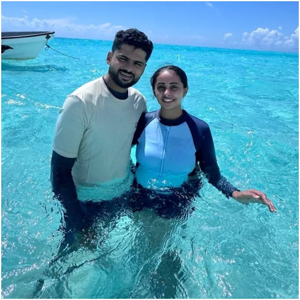 ಸಂಜನಾ ಹಾಗೂ ಸಮರ್ಥ್ ಅವರು ತಿಳಿ ನೀರ ಸಮುದ್ರದಲ್ಲಿ ನಿಂತು ಪೋಸ್ ಕೊಟ್ಟಿದ್ದಾರೆ. ಈ ಫೋಟೋಗೆ ಫ್ಯಾನ್ಸ್​ ಕಡೆಯಿಂದ ನಾನಾ ರೀತಿಯ ಕಮೆಂಟ್​​ಗಳು ಬಂದಿವೆ. ಈ ಫೋಟೋಗಳನ್ನು ಅಭಿಮಾನಿಗಳು ಇಷ್ಟಪಟ್ಟಿದ್ದಾರೆ. 