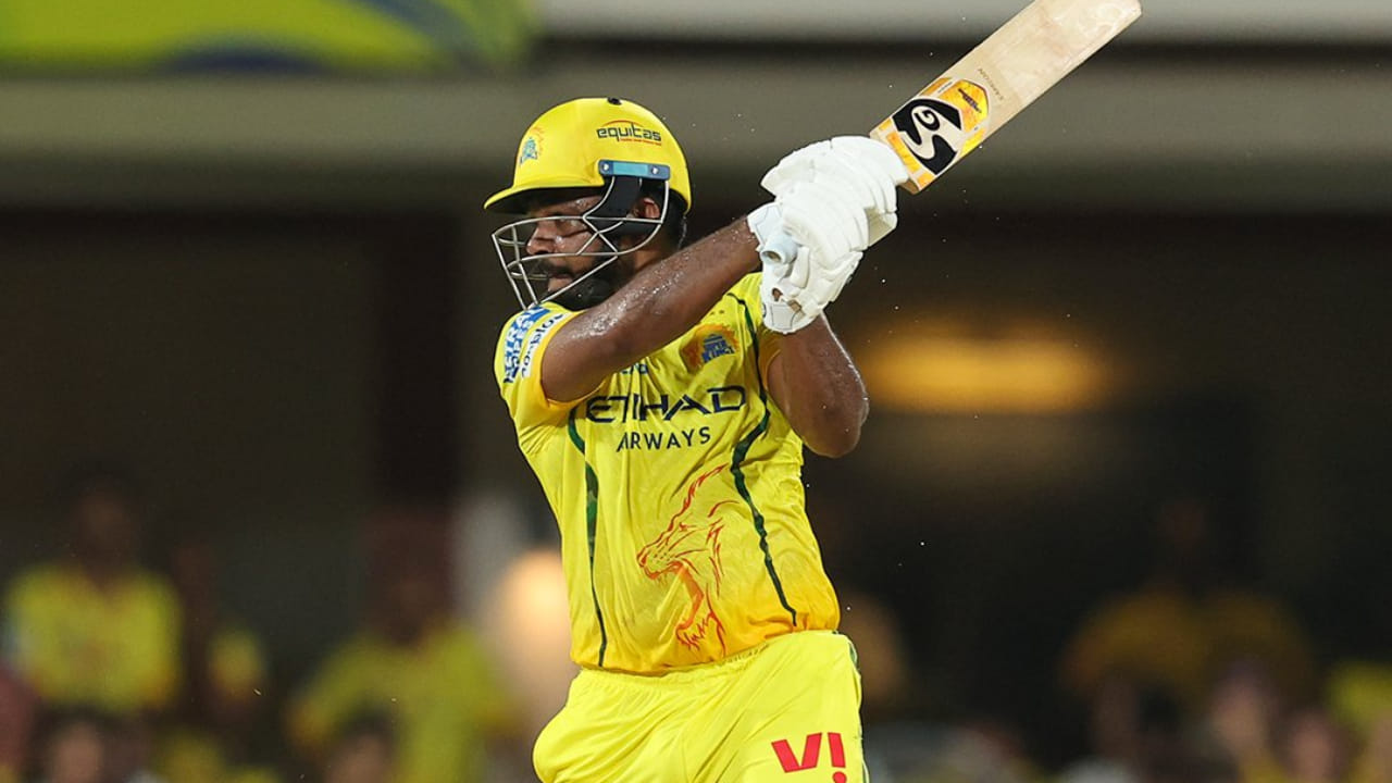 ಐಪಿಎಲ್​ನಲ್ಲಿ ಇದುವರೆಗೆ 185 ಪಂದ್ಯಗಳಲ್ಲಿ 180 ಇನ್ನಿಂಗ್ಸ್​ಗಳಲ್ಲಿ ಬ್ಯಾಟಿಂಗ್ ಮಾಡಿರುವ ಸಂಜು 31.69 ರ ಸರಾಸರಿಯಲ್ಲಿ 5000 ರನ್​ಗಳ ಗಡಿ ದಾಟಿದ್ದಾರೆ. ಈ ರನ್ ಪೂರೈಸಲು ಸಂಜು ಕೇವಲ 3,555 ಎಸೆತಗಳನ್ನು ತೆಗೆದುಕೊಂಡಿರುವುದು ಅವರನ್ನು ಅತಿ ವೇಗವಾಗಿ 5000 ರನ್ ಬಾರಿಸಿದ ಭಾರತೀಯ ಬ್ಯಾಟರ್ ಎಂಬ ದಾಖಲೆಗೆ ಕಾರಣವಾಗಿದೆ.