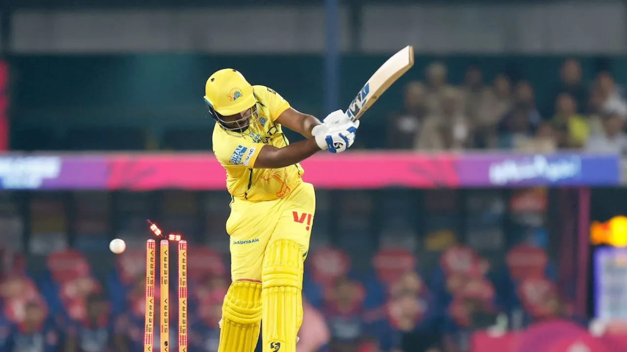 ಎಂದಿನಂತೆ ಈ ಪಂದ್ಯದಲ್ಲೂ ಸಂಜು ಸ್ಯಾಮ್ಸನ್ ಹಾಗೂ ರುತುರಾಜ್ ಗಾಯಕ್ವಾಡ್ ಸಿಎಸ್​ಕೆ ಪರ ಇನ್ನಿಂಗ್ಸ್ ಆರಂಭಿಸಿದರು. ರಾಜಸ್ಥಾನ್ ವಿರುದ್ಧದ ಪಂದ್ಯದಲ್ಲಿ 7 ಎಸೆತಗಳನ್ನು ಎದುರಿಸಿ ಕೇವಲ 6 ರನ್​ಗಳಿಗೆ ಔಟಾಗಿದ್ದ ಸಂಜು, ಈ ಪಂದ್ಯದಲ್ಲಿ ಅಬ್ಬರಿಸಲಿ ಎಂದು ಅಭಿಮಾನಿಗಳು ಆಶಿಸಿದ್ದರು. ಆದರೆ ಈ ಪಂದ್ಯದಲ್ಲೂ ಸಂಜು ಪ್ರದರ್ಶನ ಸಪ್ಪೆಯಾಗಿತ್ತು.