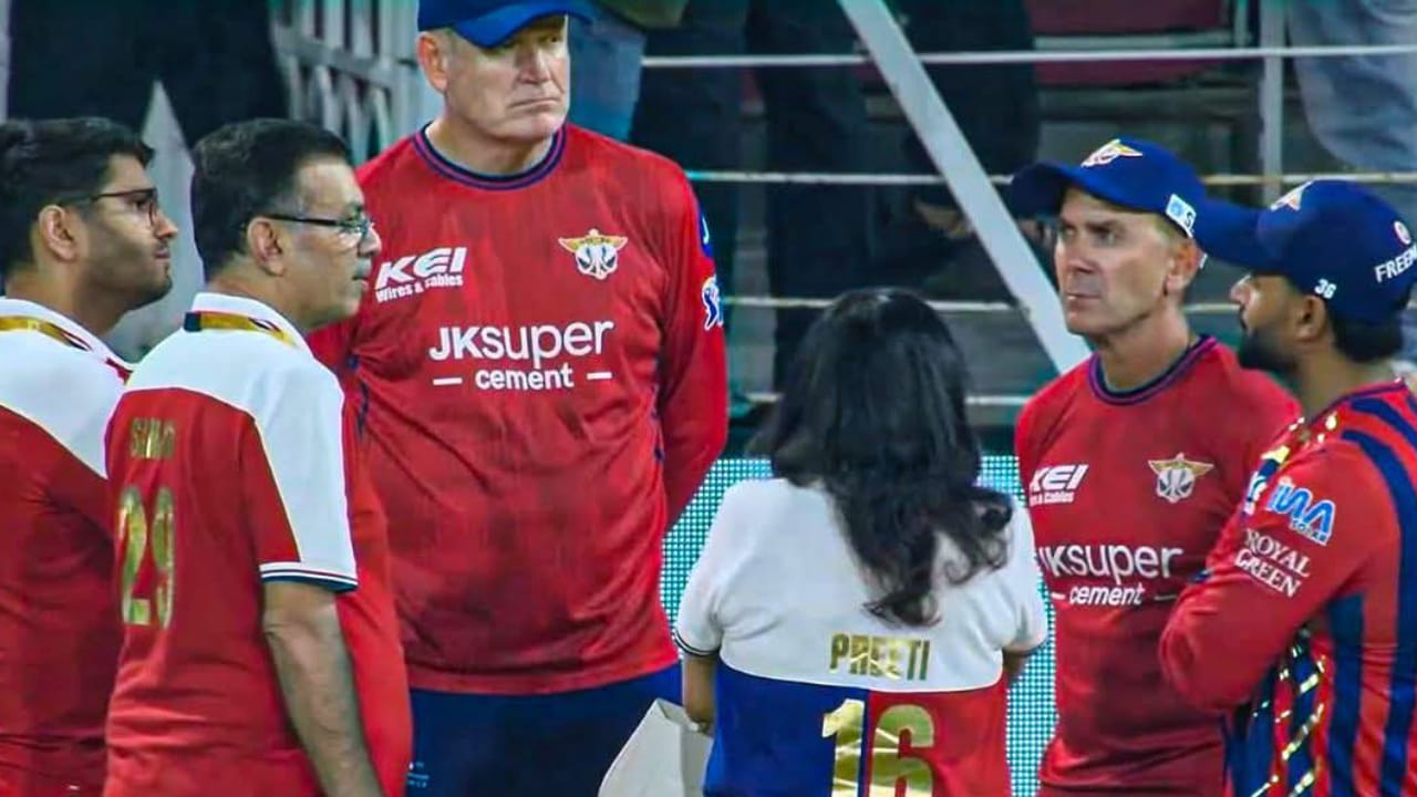 ಇತ್ತ ತವರಿನಲ್ಲಿ ನಡೆದ ಮೊದಲ ಪಂದ್ಯದಲ್ಲೇ ಕಳಪೆ ಪ್ರದರ್ಶನ ನೀಡಿ ಲಕ್ನೋ ಸೂಪರ್ ಜೈಂಟ್ಸ್ ಸೋಲೊಪ್ಪಿಕೊಂಡಿರುವುದಕ್ಕೆ ಎಲ್​ಎಸ್​ಜಿ ಮಾಲೀಕರಾದ ಸಂಜೀವ್ ಗೋಯೆಂಕಾ ಅವರು ಅಸಮಾಧಾನ ಹೊರಹಾಕಿದ್ದಾರೆ ಎನ್ನಲಾಗುತ್ತಿದೆ.