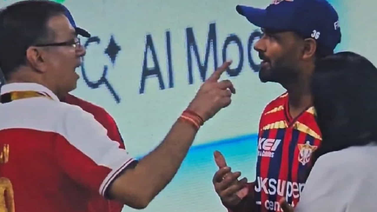 IPL 2026: ಇಂಡಿಯನ್ ಪ್ರೀಮಿಯರ್ ಲೀಗ್ನ 5ನೇ ಪಂದ್ಯದಲ್ಲಿ ಡೆಲ್ಲಿ ಕ್ಯಾಪಿಟಲ್ಸ್ ವಿರುದ್ಧ ಲಕ್ನೋ ಸೂಪರ್ ಜೈಂಟ್ಸ್ ತಂಡ ಸೋಲನುಭವಿಸಿದೆ. ಈ ಸೋಲಿನ ಬೆನ್ನಲ್ಲೇ ಎಲ್ಎಸ್ಜಿ ತಂಡದ ಮಾಲೀಕರಾದ ಸಂಜೀವ್ ಗೋಯೆಂಕಾ ಅವರು ನಾಯಕ ರಿಷಭ್ ಪಂತ್ ಅವರೊಂದಿಗೆ ಚರ್ಚಿಸುತ್ತಿರುವುದು ಕಂಡು ಬಂದಿದೆ.
