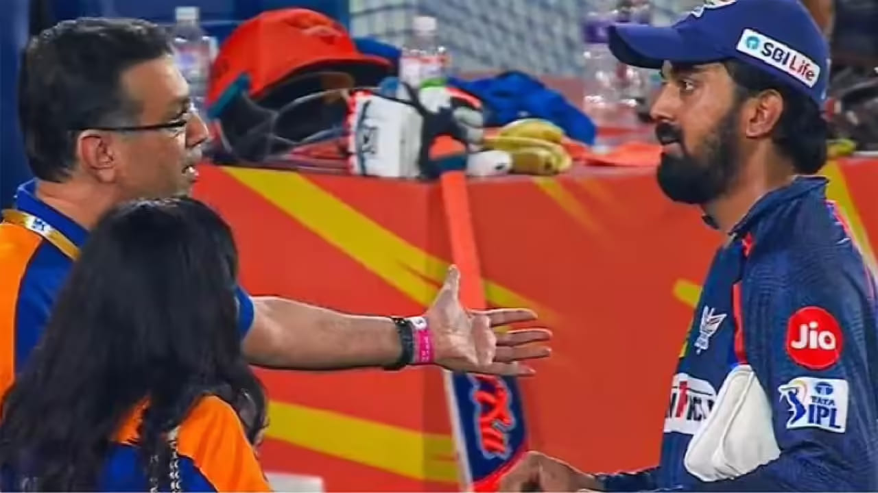 ಅಂದಹಾಗೆ ಸಂಜೀವ್ ಗೋಯೆಂಕಾ ಹೀಗೆ ತಂಡದ ನಾಯಕನಿಗೆ ಕ್ಲಾಸ್ ತೆಗೆದುಕೊಳ್ಳುತ್ತಿರುವುದು ಇದೇ ಮೊದಲೇನಲ್ಲ. 2024ರಲ್ಲಿ ಸನ್​​ರೈಸರ್ಸ್ ಹೈದರಾಬಾದ್ ವಿರುದ್ಧ ಲಕ್ನೋ ಸೂಪರ್ ಜೈಂಟ್ಸ್ ತಂಡ ಹೀನಾಯವಾಗಿ ಸೋತಾಗ ಮೈದಾನದಲ್ಲೇ ಅಂದಿನ ನಾಯಕ ಕೆಎಲ್ ರಾಹುಲ್ ಅವರನ್ನು ತರಾಟೆಗೆ ತೆಗೆದುಕೊಂಡಿದ್ದರು. ಇದು ದೊಡ್ಡ ವಿವಾದವಾಗಿತ್ತು. ಇದೀಗ ಸೋಲಿನ ಬೆನ್ನಲ್ಲೇ ರಿಷಭ್ ಪಂತ್​ಗೆ ಕ್ಲಾಸ್ ತೆಗೆದುಕೊಳ್ಳುತ್ತಿರುವ ಗೋಯೆಂಕಾ ಅವರ ಫೋಟೋಗಳು ಸೋಷಿಯಲ್ ಮೀಡಿಯಾದಲ್ಲಿ ವೈರಲ್ ಆಗಿದೆ. 