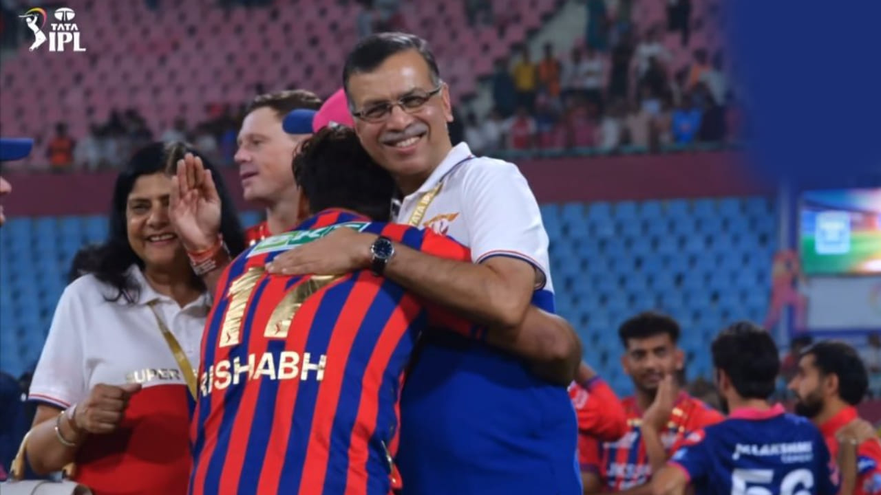 ಸಾಮಾನ್ಯವಾಗಿ ಸೋಲಿನ ಬೆನ್ನಲ್ಲೇ ಕ್ಲಾಸ್ ತೆಗೆದುಕೊಳ್ಳುವ ಸಂಜೀವ್ ಗೊಯೇಂಕಾ ಈ ಬಾರಿ ಕೂಲ್ ಆಗಿ ಕಾಣಿಸಿಕೊಂಡಿದ್ದು ವಿಶೇಷ. ಅಲ್ಲದೆ ನಗು ಮುಖದೊಂದಿಗೆ ರಿಷಭ್ ಪಂತ್ ಅವರನ್ನು ಅಪ್ಪಿಕೊಂಡು ಬೆನ್ನು ತಟ್ಟಿದರು. ಪಂದ್ಯದಲ್ಲಿ ಸೋತಿದ್ದರೂ, ನಾಯಕನ ಹೋರಾಟದ ಗುಣವನ್ನು ಮಾಲೀಕರು ಬೆಂಬಲಿಸಿದ ರೀತಿ ಸಾಮಾಜಿಕ ಜಾಲತಾಣಗಳಲ್ಲಿ ಭಾರೀ ಮೆಚ್ಚುಗೆಗೆ ಪಾತ್ರವಾಗಿದೆ.