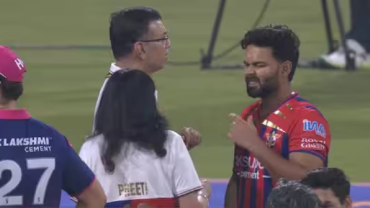 ಈ ಹೀನಾಯ ಸೋಲಿನ ಬೆನ್ನಲ್ಲೇ ಲಕ್ನೋ ಸೂಪರ್ ಜೈಂಟ್ಸ್ ತಂಡದ ಮಾಲೀಕರಾದ ಸಂಜೀವ್ ಗೋಯೆಂಕಾ ಅವರು ಮೈದಾನದಲ್ಲಿ ಕಾಣಿಸಿಕೊಂಡಿದ್ದರು. ಅಲ್ಲದೆ ತಂಡದ ನಾಯಕ ರಿಷಭ್ ಪಂತ್ ಜೊತೆಗೆ ಸೌಹಾರ್ದಯುತ ಮಾತುಕತೆ ನಡೆಸುತ್ತಿರುವುದು ಕಂಡು ಬಂತು.