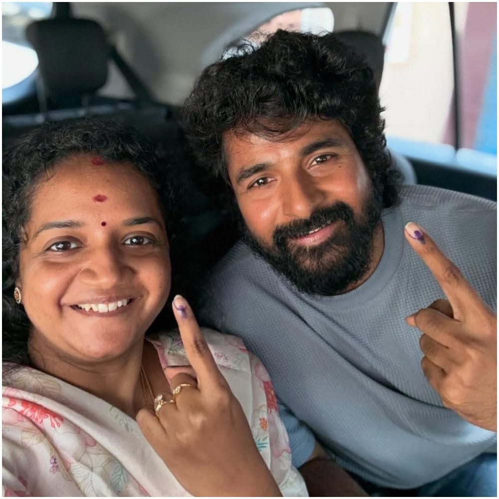 ಕಾಲಿವುಡ್ ಯುವ ನಟ ಶಿವ ಕಾರ್ತಿಕೇಯ ಅವರು ಕೂಡ ವೋಟ್ ಹಾಕಿದ್ದಾರೆ. ಮತ ಹಾಕಿದ ಬಳಿಕ ಅವರು ಇಂಕ್ ಹಾಕಿದ ಬೆರಳನ್ನು ತೋರಿಸಿದ್ದಾರೆ. 