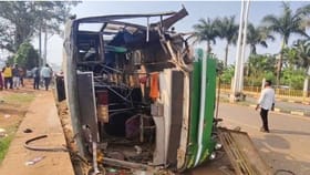 ಬೈಕ್​​ ತಪ್ಪಿಸಲು ಹೋಗಿ ಖಾಸಗಿ ಬಸ್​​ ಪಲ್ಟಿ: ಹಲವು ಪ್ರಯಾಣಿಕರಿಗೆ ಗಾಯ