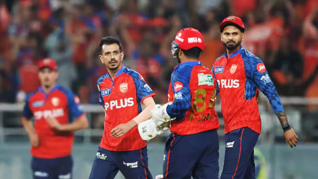 ಮಾರ್ಚ್ 31ರಂದು ನಡೆದ ಸೀಸನ್ನ 4ನೇ ಪಂದ್ಯದಲ್ಲಿ, ಗುಜರಾತ್ ಟೈಟಾನ್ಸ್ ವಿರುದ್ಧದ ಹೋರಾಟದ ವೇಳೆ ಪಂಜಾಬ್ ಕಿಂಗ್ಸ್ ನಿಗದಿತ ಸಮಯದೊಳಗೆ ಓವರ್ಗಳನ್ನು ಪೂರ್ಣಗೊಳಿಸಲು ವಿಫಲವಾಯಿತು. ಐಪಿಎಲ್ ನೀತಿ ಸಂಹಿತೆಯ ಅಡಿಯಲ್ಲಿ ಇದು ಕನಿಷ್ಠ ಓವರ್ ರೇಟ್ ಅಪರಾಧವಾಗಿದೆ. ಈ ಸೀಸನ್ನಲ್ಲಿ ತಂಡದ ಮೊದಲ ತಪ್ಪು ಇದಾಗಿರುವುದರಿಂದ, ಐಪಿಎಲ್ ನಿಯಮದಂತೆ ನಾಯಕನಿಗೆ ಮಾತ್ರ 12 ಲಕ್ಷ ರೂಪಾಯಿ ದಂಡ ವಿಧಿಸಿ ಎಚ್ಚರಿಕೆ ನೀಡಲಾಗಿದೆ.