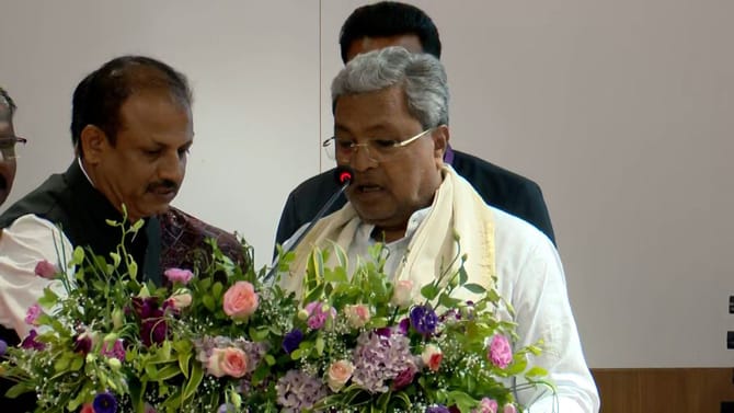 ಸಿಎಂ ಸಿದ್ದರಾಮಯ್ಯ ಭಾಷಣ ಮಾಡುತ್ತಿರುವಾಗಲೇ ಬಂತು ಪ್ರಮೋಷನ್ ಚೀಟಿ