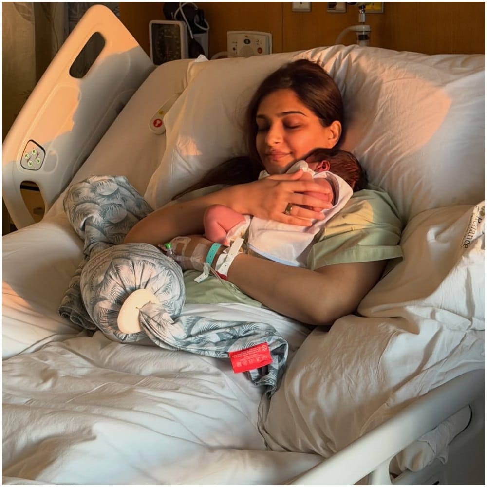 ಸೋನಂ ಕಪೂರ್ ಅವರು ಮಾರ್ಚ್ 29ರಂದು ಗಂಡುಮಗುವಿಗೆ ಜನ್ಮನೀಡಿದರು. ಈಗ ಮಗುವಿನ ಜೊತೆ ಇರುವ ಮುದ್ದಾದ ಫೋಟೋ ಹಂಚಿಕೊಂಡಿದ್ದಾರೆ. ಈ ಫೋಟೋದಲ್ಲಿ ಅವರು ಮಗುವನ್ನು ಬಿಗಿದಪ್ಪಿದ್ದಾರೆ. 