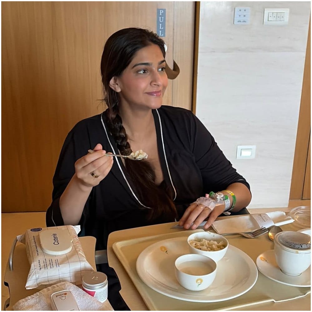 ಮತ್ತೊಂದು ಫೋಟೋದಲ್ಲಿ ಅವರು ಆಹಾರ ಸೇವನೆ ಮಾಡುತ್ತಿರುವ ಫೋಟೋ ಇದೆ. ಈ ಫೋಟೋದಲ್ಲಿ ಅವರ ಕೈಗೆ ಬ್ಯಾಂಡೇಜ್ ಮಾದರಿಯ ವಸ್ತುವನ್ನು ಹಾಕಲಾಗಿದೆ. ಅವರು ಆಹಾರ ಸೇವನೆ ಮಾಡುತ್ತಿದ್ದಾರೆ. 