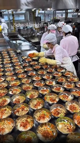 ಕೊರಿಯಾದಲ್ಲಿ ಶಾಲಾ ಮಕ್ಕಳ ಮಧ್ಯಾಹ್ನದ ಬಿಸಿಯೂಟ ಹೇಗಿರುತ್ತೆ ನೋಡಿ