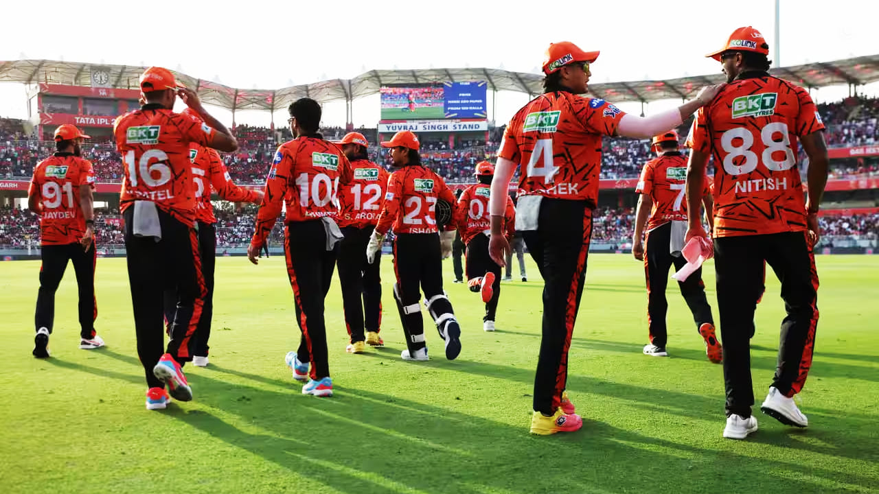 ಇಂಡಿಯನ್ ಪ್ರೀಮಿಯರ್ ಲೀಗ್ (IPL) 2026ರ ಆವೃತ್ತಿಯ ಮಧ್ಯದಲ್ಲಿ ಸನ್ ರೈಸರ್ಸ್ ಹೈದರಾಬಾದ್ ತಂಡ ತನ್ನ ಬೌಲಿಂಗ್ ವಿಭಾಗದಲ್ಲಿ ಮಹತ್ವದ ಬದಲಾವಣೆ ಮಾಡಿಕೊಂಡಿದೆ. ಈ ಬದಲಾವಣೆಯೊಂದಿಗೆ ಎಸ್​ಆರ್​ಹೆಚ್ ತಂಡಕ್ಕೆ ಲಂಕಾ ವೇಗಿ ಎಂಟ್ರಿ ಕೊಟ್ಟಿದ್ದಾರೆ.