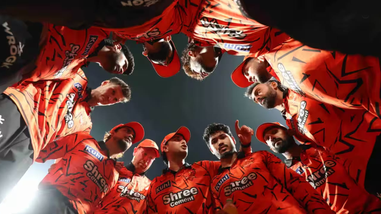 ಸನ್‌ರೈಸರ್ಸ್ ಹೈದರಾಬಾದ್ ತಂಡ: ಪ್ಯಾಟ್ ಕಮ್ಮಿನ್ಸ್ (ನಾಯಕ), ಟ್ರಾವಿಸ್ ಹೆಡ್, ಅಭಿಷೇಕ್ ಶರ್ಮಾ, ಅನಿಕೇತ್ ವರ್ಮಾ, ಸ್ಮರಣ್ ರವಿಚಂದ್ರನ್, ಇಶಾನ್ ಕಿಶನ್, ಹೆನ್ರಿಕ್ ಕ್ಲಾಸೆನ್, ನಿತೀಶ್ ಕುಮಾರ್ ರೆಡ್ಡಿ, ಹರ್ಷ್ ದುಬೆ, ಕಮಿಂದು ಮೆಂಡಿಸ್, ಹರ್ಷಲ್ ಪಟೇಲ್​, ಜಯದೇವ್ ಉನದ್ಕತ್, ಎಶಾನ್ ಮಾಲಿಂಗ, ಝೀಶಾನ್ ಅನ್ಸಾರಿ, ಶಿವಾಂಗ್ ಕುಮಾರ್, ಸಲೀಲ್ ಅರೋರ, ಸಾಕಿಬ್ ಹುಸೈನ್, ಓಂಕಾರ್ ತರ್ಮಲೆ, ಅಮಿತ್ ಕುಮಾರ್, ಪ್ರಫುಲ್ ಹಿಂಗೆ, ಕ್ರೇನ್ಸ್ ಫುಲೆಟ್ರಾ, ಲಿಯಾಮ್ ಲಿವಿಂಗ್​ಸ್ಟೋನ್ಸ್, ಶಿವಂ ಮಾವಿ, ದಿಲ್ಶನ್ ಮಧುಶಂಕ.