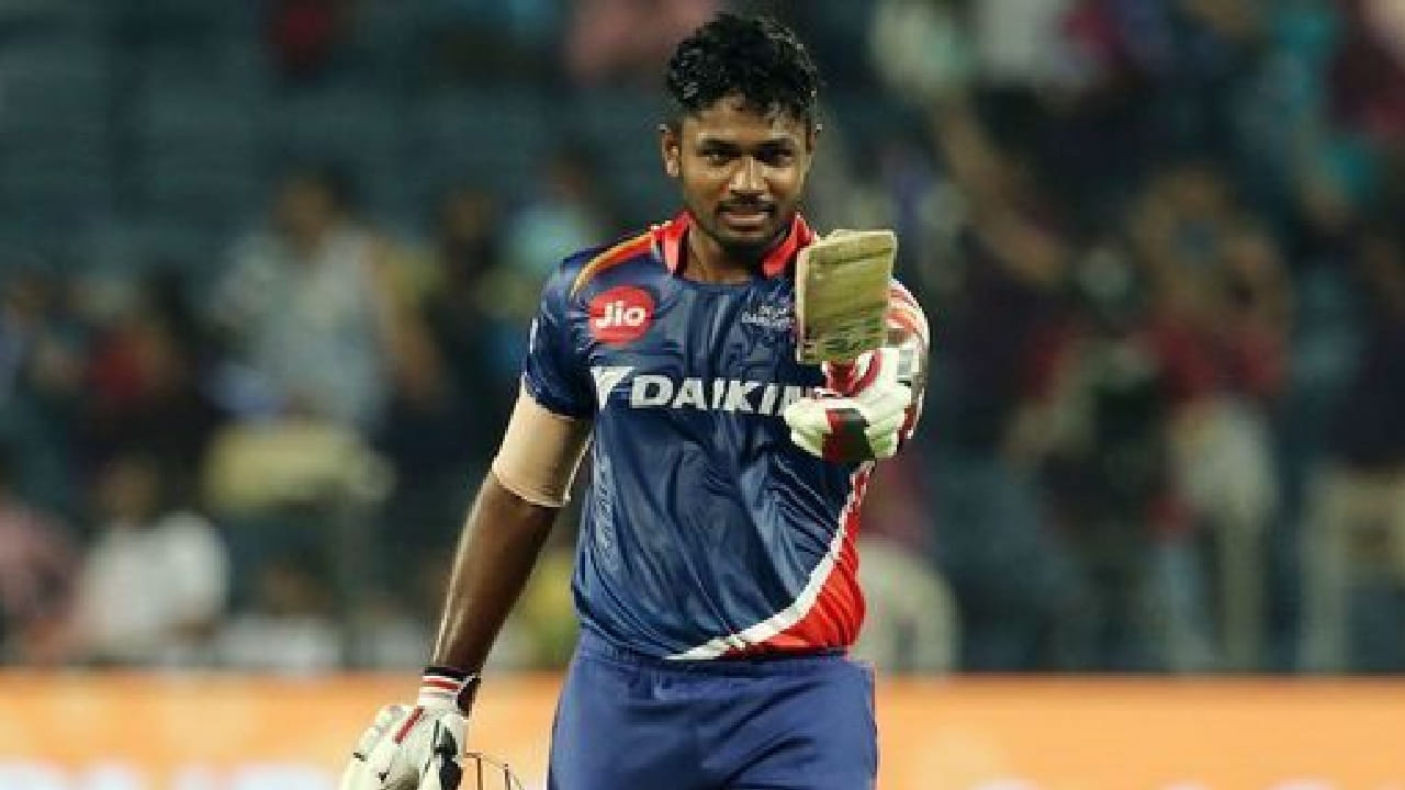 ಅಂದರೆ ಐಪಿಎಲ್ ಇತಿಹಾಸದಲ್ಲಿ ನಾಲ್ಕು ಸೀಸನ್​ಗಳಲ್ಲಿ ಸಂಜು ಸ್ಯಾಮ್ಸನ್ ಮೊದಲ ಶತಕ ಬಾರಿಸಿದ್ದಾರೆ. 2017 ರಲ್ಲಿ ಡೆಲ್ಲಿ ಡೇರ್‌ಡೆವಿಲ್ಸ್ ಪರ ಕಣಕ್ಕಿಳಿದಿದ್ದ ಸಂಜು  ರೈಸಿಂಗ್ ಪುಣೆ ಸೂಪರ್‌ಜೈಂಟ್ಸ್ ವಿರುದ್ಧ 102 ರನ್ ಗಳಿಸುವ ಮೂಲಕ ಆ ಸೀಸನ್‌ನ ಮೊದಲ ಶತಕ ದಾಖಲಿಸಿದ್ದರು.  2019 ಹಾಗೂ 2021 ರಲ್ಲಿ ರಾಜಸ್ಥಾನ್ ರಾಯಲ್ಸ್ ಪರ ಬ್ಯಾಟ್ ಬೀಸಿದ್ದ ಸಂಜು ಸ್ಯಾಮ್ಸನ್  ಸನ್‌ರೈಸರ್ಸ್ ಹೈದರಾಬಾದ್ ಹಾಗೂ ಪಂಜಾಬ್ ಕಿಂಗ್ಸ್  ವಿರುದ್ಧ ಸೆಂಚುರಿ ಸಿಡಿಸುವ ಮೂಲಕ ಸೀಸನ್​ನ ಮೊದಲ ಶತಕ ಸಿಡಿಸಿದ ಹೆಗ್ಗಳಿಕೆಗೆ ಪಾತ್ರರಾಗಿದ್ದರು.