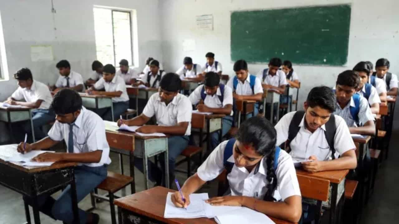 SSLC ತೃತೀಯ ಭಾಷೆಗೆ ಗ್ರೇಡ್​​ ನಿರ್ಧಾರ ಹೇಗೆ?: ಶಾಲಾ ಶಿಕ್ಷಣ ಮತ್ತು ಸಾಕ್ಷರತಾ ಇಲಾಖೆಯಿಂದ ಕರಡು ಅಧಿಸೂಚನೆ ಪ್ರಕಟ