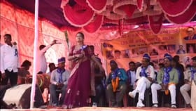 ಮಹಿಳೆಯ ಹಾಡು ಶುರುವಾಗುತ್ತಿದ್ದಂತೆಯೇ ಮುರಿದು ಬಿತ್ತು ಸ್ಟೇಜ್