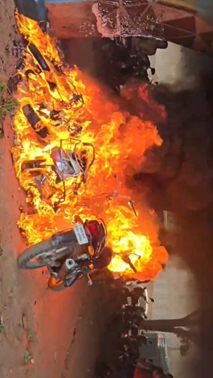 ಪಾರ್ಕಿಂಗ್ ಸ್ಥಳದಲ್ಲಿ ಅಗ್ನಿ ಅವಘಡ: ಹೊತ್ತಿಯುರಿದ ಬೈಕ್​ಗಳು