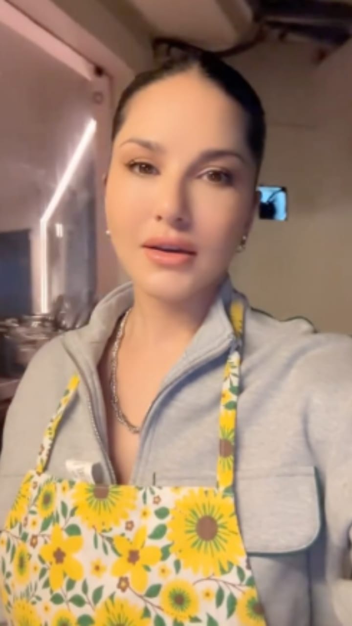 ಅಡುಗೆ ಮನೆಯಲ್ಲಿ ಬ್ಯುಸಿಯಾದ ನಟಿ ಸನ್ನಿ ಲಿಯೋನಿ: ವಿಡಿಯೋ