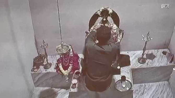 ಗರ್ಭಗುಡಿಗೆ ನುಗ್ಗಿ ದೇವರ ವಿಗ್ರಹದ ಮೇಲಿರುವ ಚಿನ್ನಾಭರಣವನ್ನೇ ಕದ್ದ ಕಳ್ಳ!